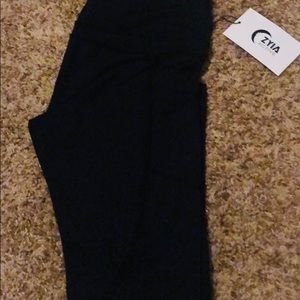 ZYIA Active black pocket Light n Tight hi-rise (2)